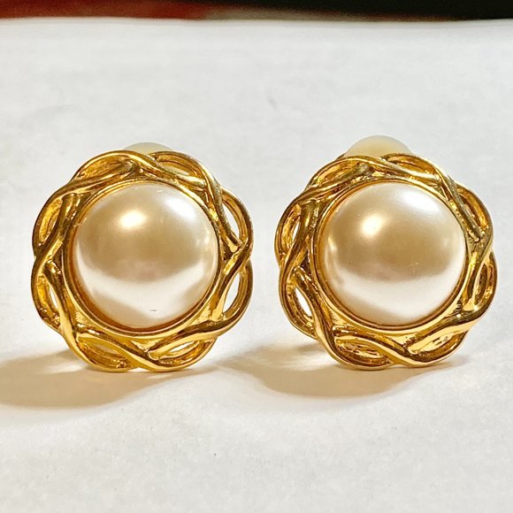 Vintage Gold White Pearl Clip On Earrings Weave Round Gold Tone 70s Acrylic - Picture 1 of 8